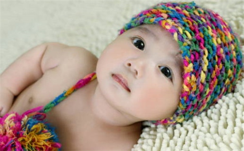 何姓2026年05月27日出生的女孩子五行缺什么？如何科学取名