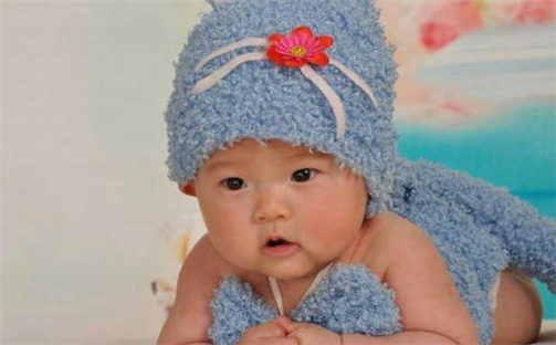 何姓男孩子取名